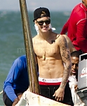 Justin-Bieber-Panama-Parasailing_1_26_14_06.jpg