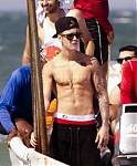Justin-Bieber-Panama-Parasailing_1_26_14_08.jpg
