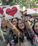 Justin_Bieber_surprised_NEO_fans_in_Shanghai21_mp40020.jpg