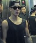 Justin_Bieber_surprised_NEO_fans_in_Shanghai21_mp40127.jpg