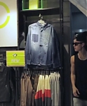Justin_Bieber_surprised_NEO_fans_in_Shanghai21_mp40140.jpg