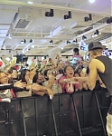 Justin_Bieber_surprised_NEO_fans_in_Shanghai21_mp40158.jpg