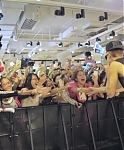 Justin_Bieber_surprised_NEO_fans_in_Shanghai21_mp40160.jpg