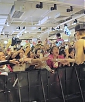 Justin_Bieber_surprised_NEO_fans_in_Shanghai21_mp40161.jpg