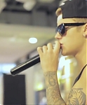 Justin_Bieber_surprised_NEO_fans_in_Shanghai21_mp40168.jpg