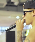 Justin_Bieber_surprised_NEO_fans_in_Shanghai21_mp40169.jpg