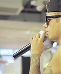 Justin_Bieber_surprised_NEO_fans_in_Shanghai21_mp40180.jpg