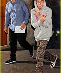 justin-bieber-post-show-peace-signs-02.jpg