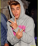 justin-bieber-post-show-peace-signs-03.jpg