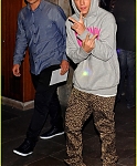 justin-bieber-post-show-peace-signs-04.jpg