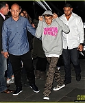 justin-bieber-post-show-peace-signs-06.jpg