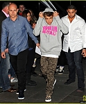justin-bieber-post-show-peace-signs-07.jpg