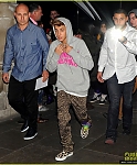 justin-bieber-post-show-peace-signs-09.jpg