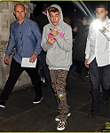 justin-bieber-post-show-peace-signs-10.jpg