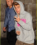 justin-bieber-post-show-peace-signs-11.jpg