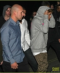 justin-bieber-post-show-peace-signs-12.jpg