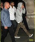 justin-bieber-post-show-peace-signs-14.jpg