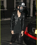 justin-bieber-wears-gas-mask-while-shopping-01.jpg