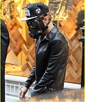 justin-bieber-wears-gas-mask-while-shopping-14.jpg