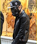 justin-bieber-wears-gas-mask-while-shopping-15.jpg