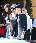 justin-bieber-yovanna-ventura-step-out-for-lunch-02.jpg