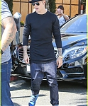 justin-bieber-yovanna-ventura-step-out-for-lunch-03.jpg