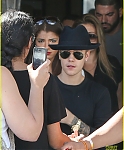 justin-bieber-yovanna-ventura-step-out-for-lunch-04.jpg