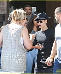 justin-bieber-yovanna-ventura-step-out-for-lunch-10.jpg