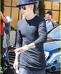 justin-bieber-yovanna-ventura-step-out-for-lunch-18.jpg