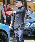 justin-bieber-yovanna-ventura-step-out-for-lunch-19.jpg