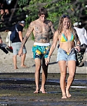 37918462-9139477-Holiday_in_the_sun_On_Sunday_Justin_appeared_to_be_enjoying_all_-m-14_1610477399740.jpg